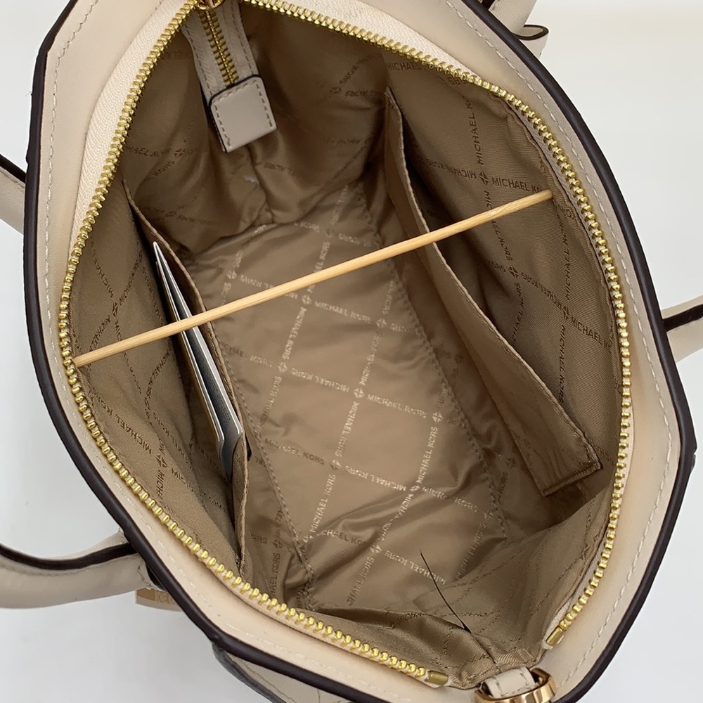MICHAEL KORS
Avril Small Leather Top-Zip Satchel
LIGHT CREAM COLOR - Picture 9 of 11